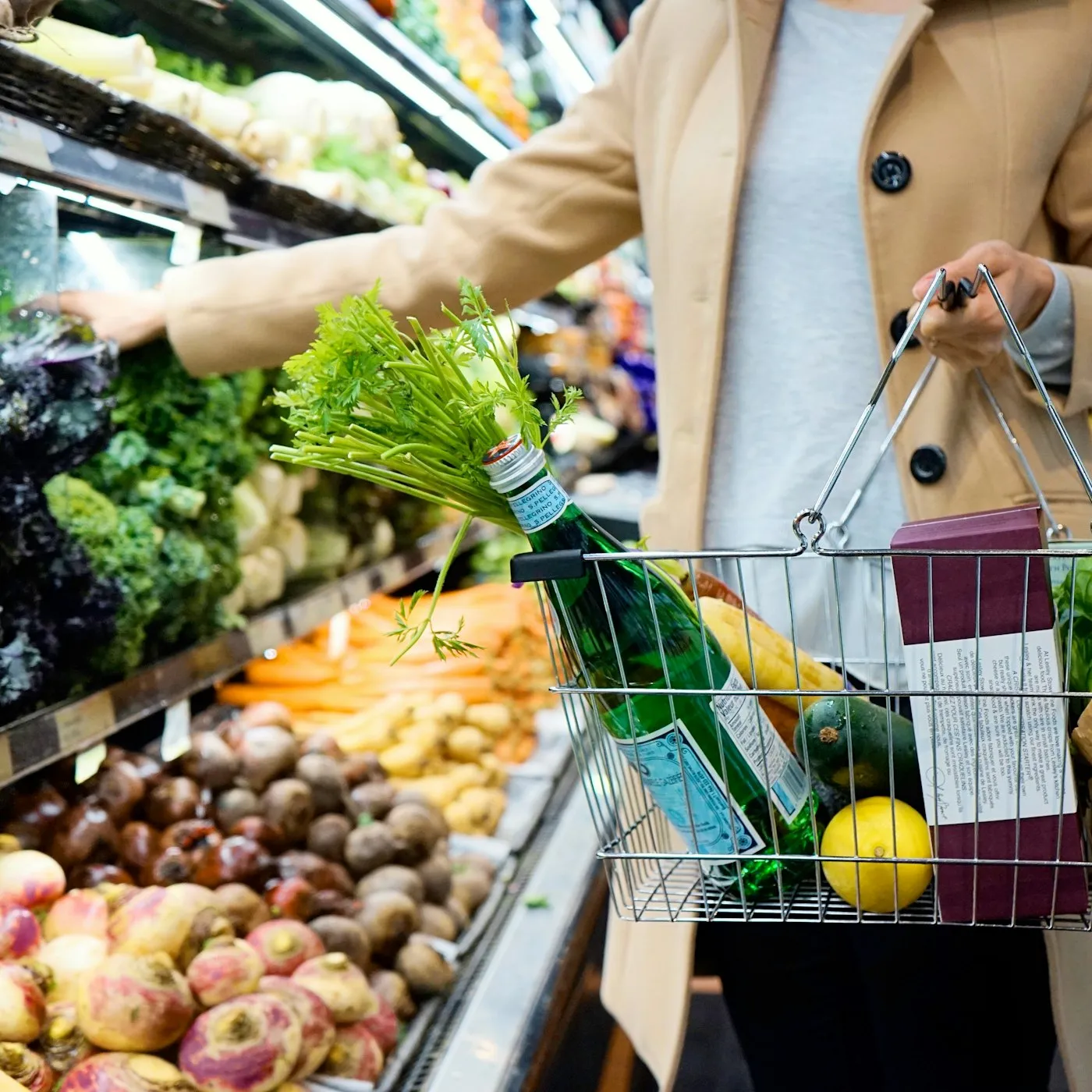 Compra fresca en una cesta del mercado